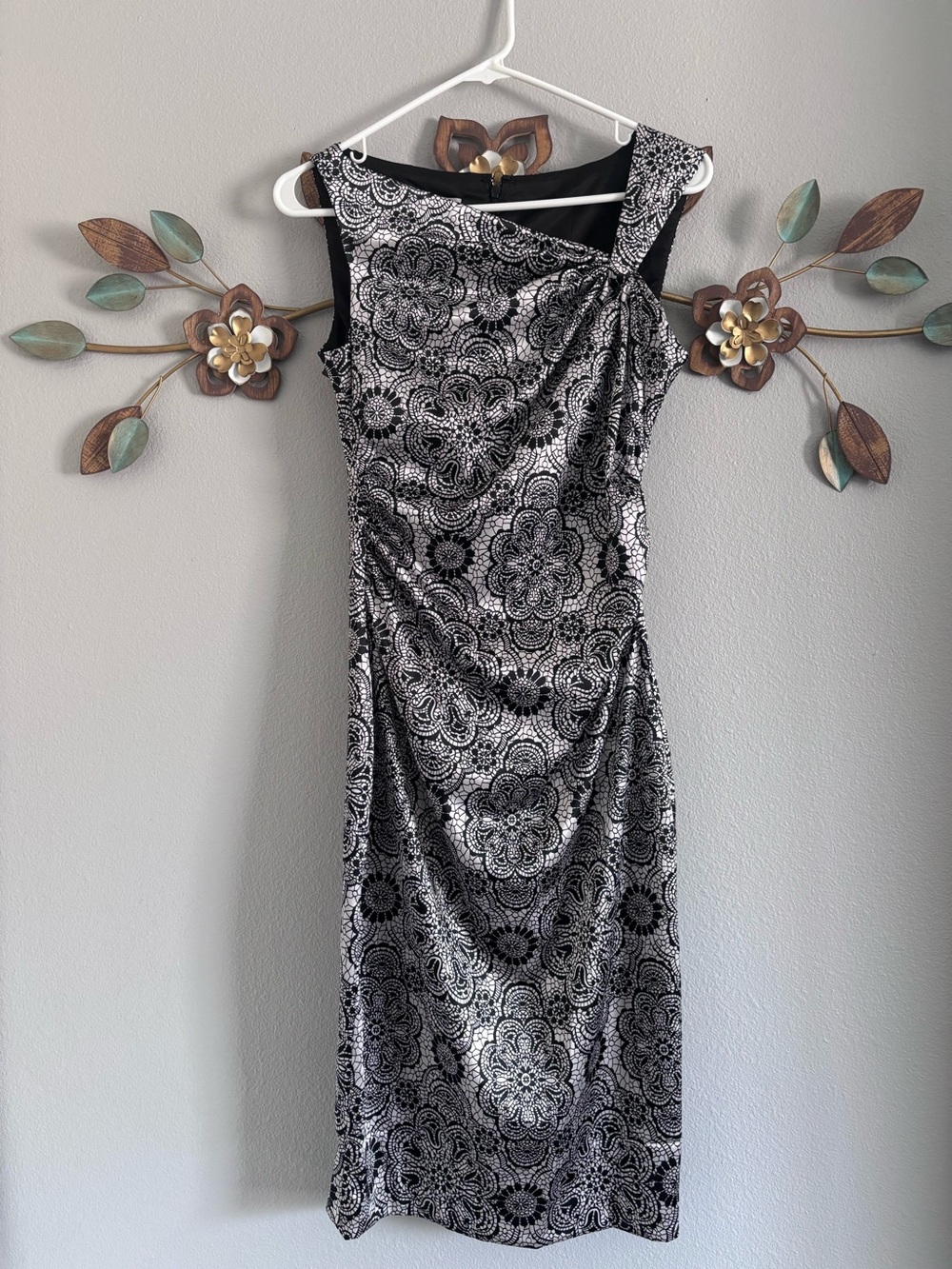 Maggy London Black & White Floral Sheath Dress  Sleeveless Elegant Fit